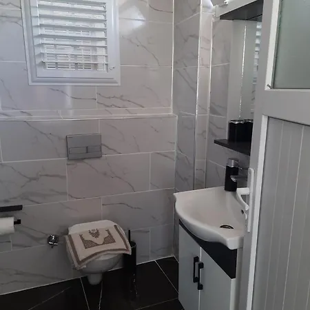 Ephesian & בית הארחה