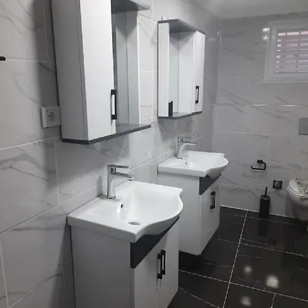 Ephesian & בית הארחה